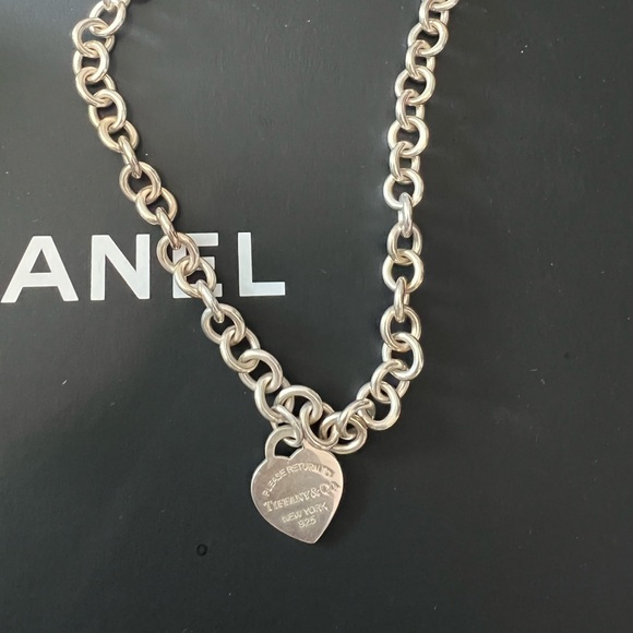 Tiffany & Co heart tag chain link necklace in silver - Picture 4 of 5